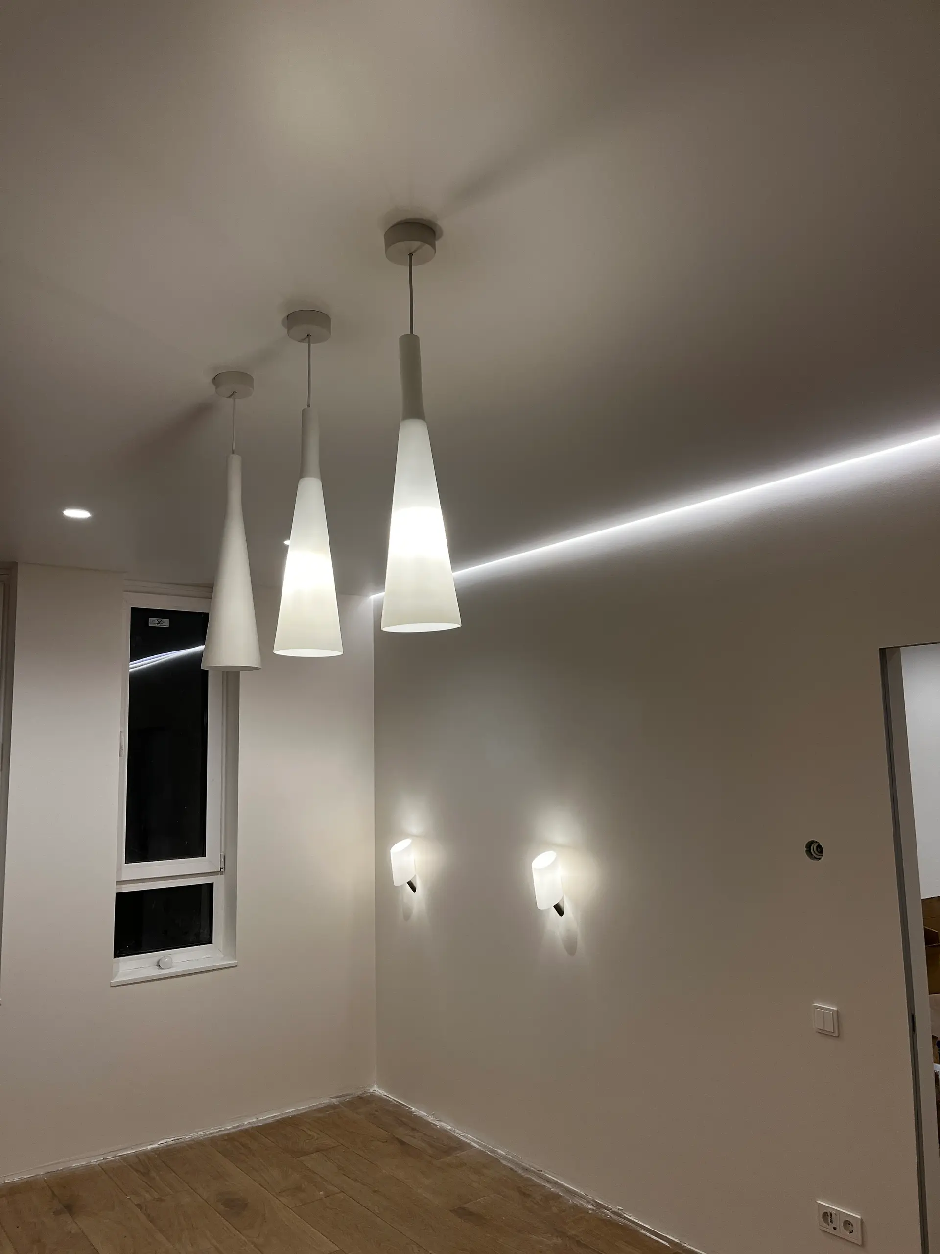 Сатинова натяжна стеля в спальню з парящою LED підсвіткою, підвісними та точковими світильниками