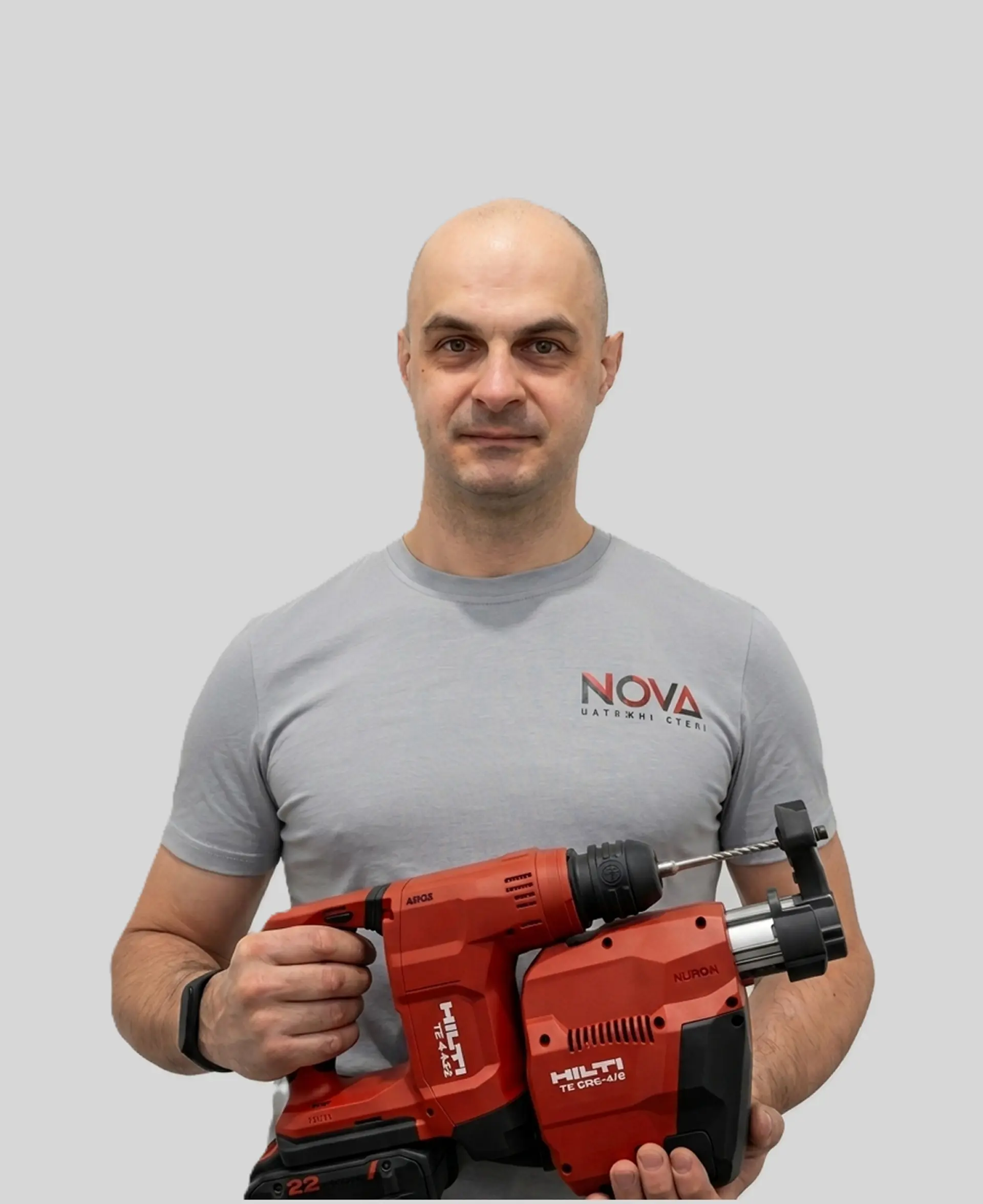 Майстер по монтажу натяжних стель Віктор із професійним перфоратором Hilti для чистого свердління